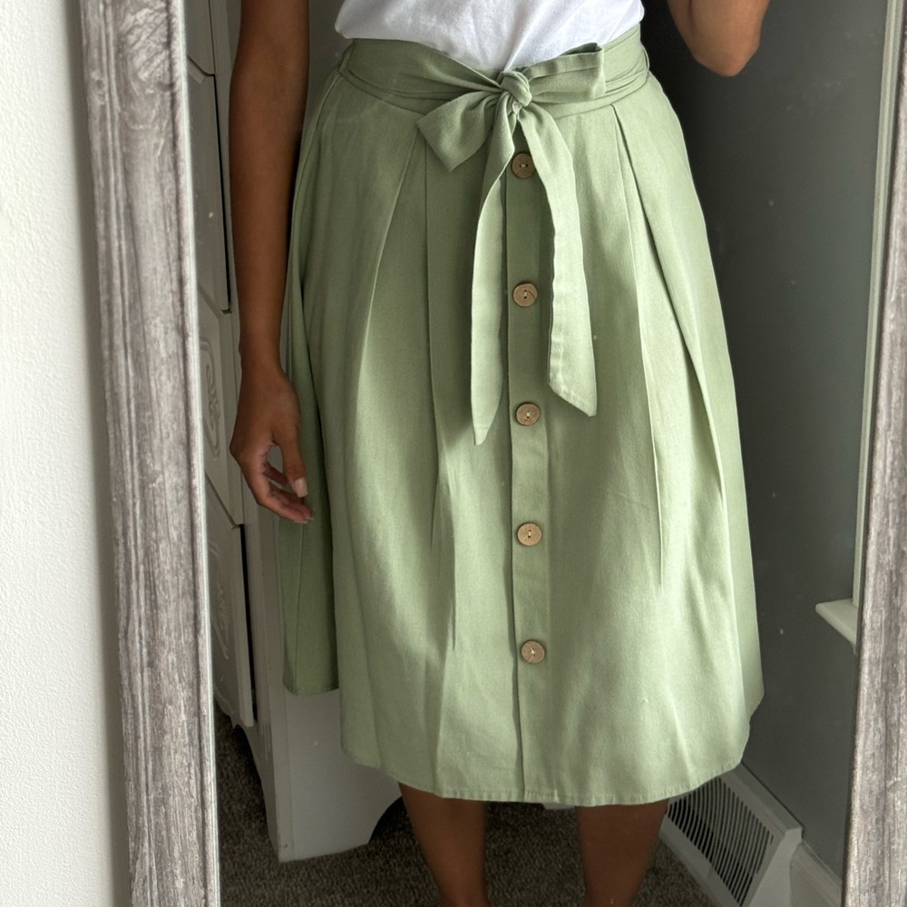 Midi green skirt with button details